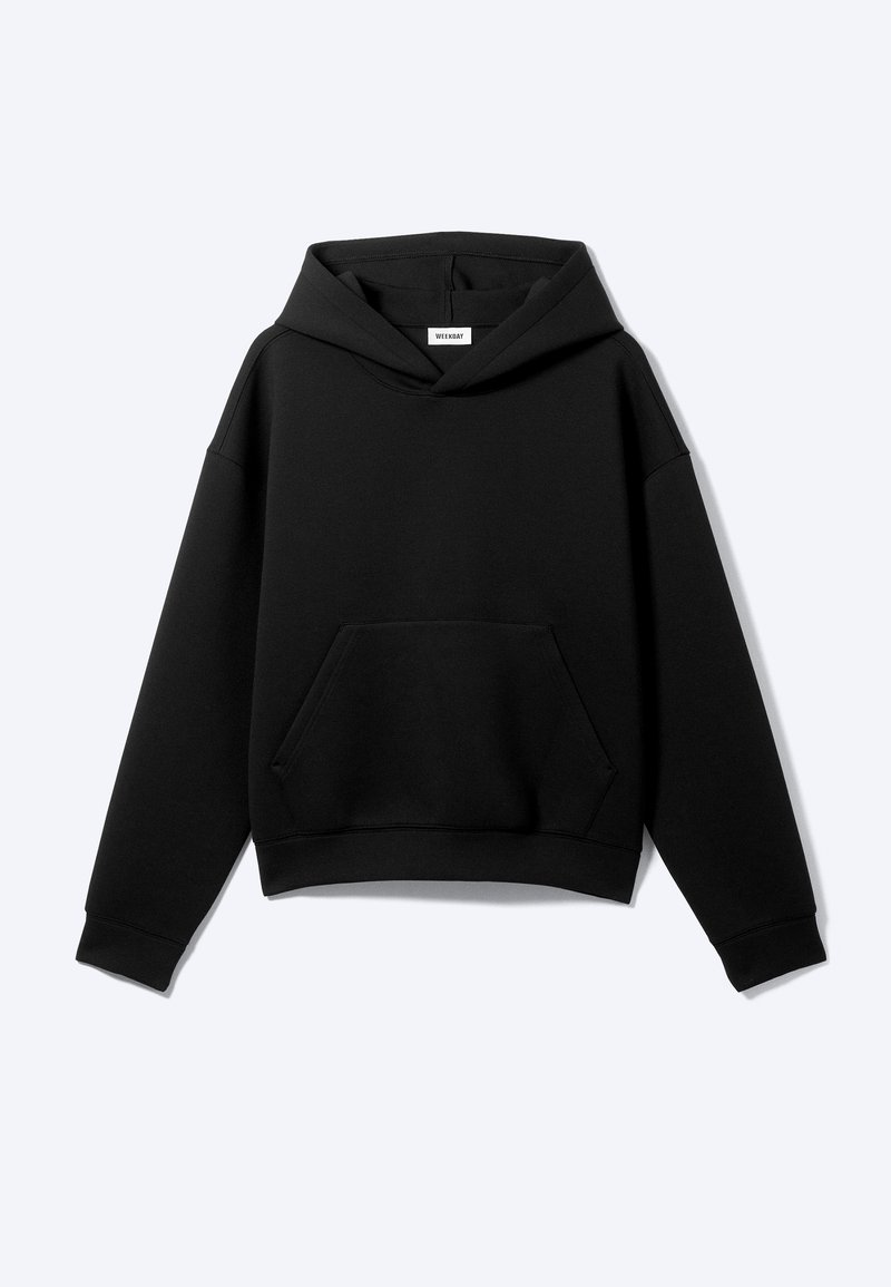 Μαύρο φούτερ με κουκούλα, μπροστινή τσέπη τύπου καγκουρό και μακριά μανίκια, παρουσιάζεται σε απλό φωτεινό φόντο.