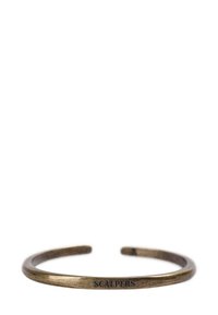 Pulsera de brazalete de bronce con un diseño abierto y elegante; textura suave con el grabado de la marca "SCALPERS". Sin adornos ni patrones.