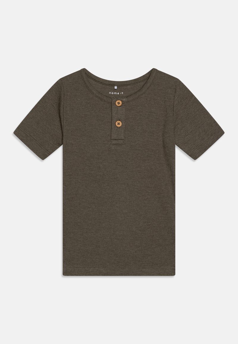 T-shirt s kratkimi rokavi v olivno zeleni barvi, izdelan iz rebrastega blaga. Ima okroglo ovratnik in dve lesenima gumboma na zapenjanju.