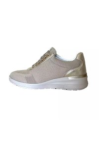 Scarpe sportive beige con tomaia in rete, accenti dorati, suola bianca e design con lacci. Pannelli in tessuto testurizzato per traspirabilità e supporto.