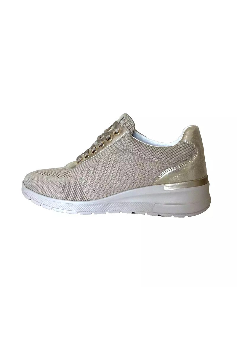 Scarpe sportive beige con tomaia in rete, accenti dorati, suola bianca e design con lacci. Pannelli in tessuto testurizzato per traspirabilità e supporto.