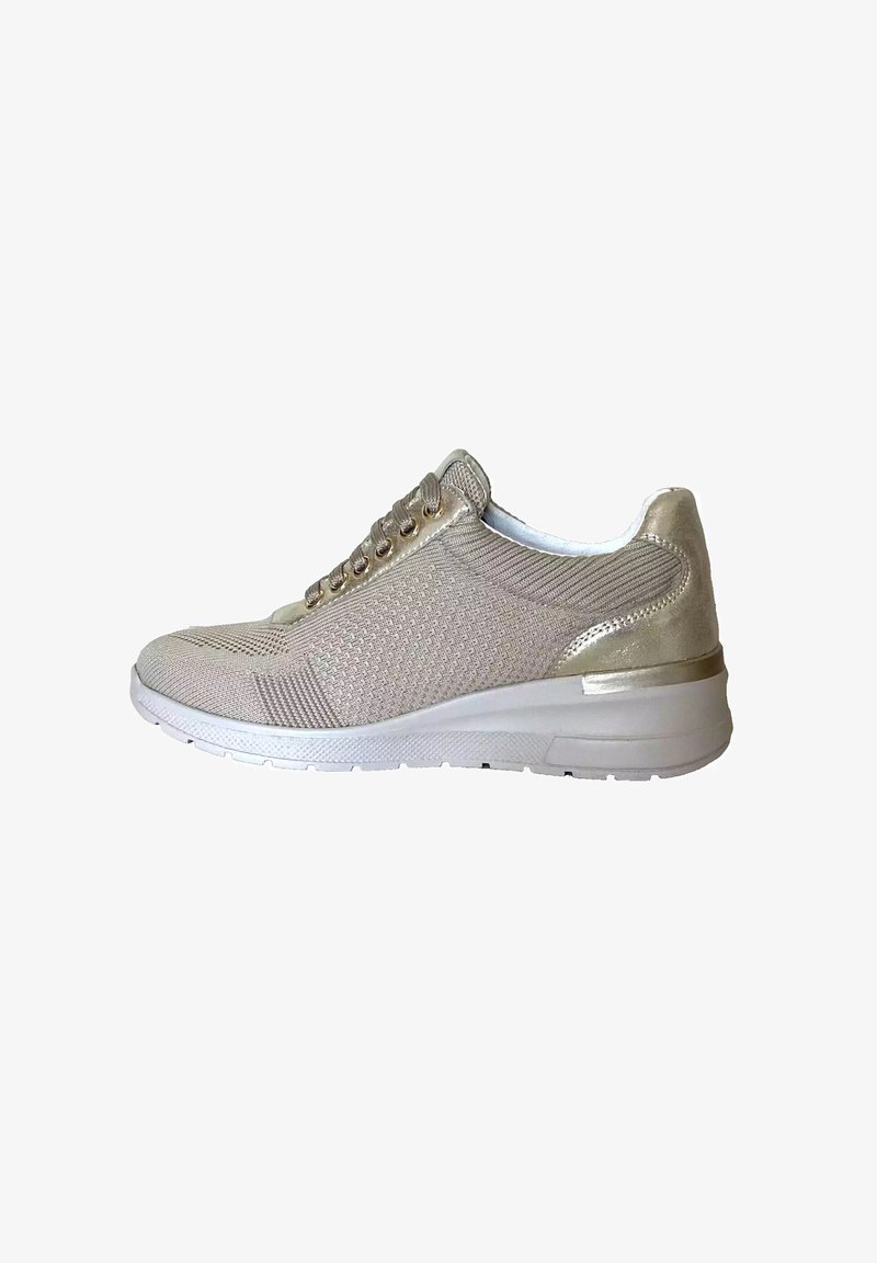 Scarpe sportive beige con tomaia in rete, accenti dorati, suola bianca e design con lacci. Pannelli in tessuto testurizzato per traspirabilità e supporto.
