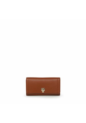 Portafoglio in pelle marrone con una texture liscia. Presenta una chiusura metallica quadrata sul fronte, forma rettangolare e design minimalista.