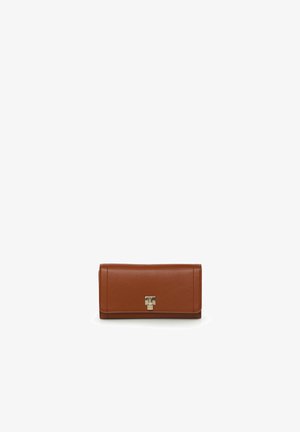 Portafoglio in pelle marrone con una texture liscia. Presenta una chiusura metallica quadrata sul fronte, forma rettangolare e design minimalista.