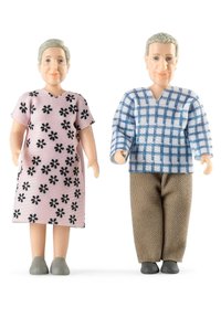 Zwei Plastikpuppen: eine in einem rosa Blumenkleid, die andere in einem blauen karierten Hemd und hellbraunen Hosen. Beide haben graue Haare und hellfarbene Schuhe.