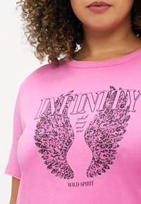 ONLY Carmakoma CARMIKO LIFE WASHED TEE - Trükipildiga T-särk - super pink