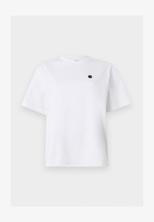 T-shirt blanc à manches courtes avec col rond et petit logo noir brodé sur la poitrine gauche.