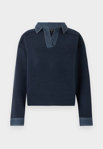 Pull à manches longues bleu marine foncé avec col et poignets en denim contrastant, ourlet côtelé et encolure dégagée en forme de V.