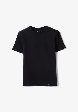 Schwarzes T-Shirt mit kurzen Ärmeln und Rundhalsausschnitt, mit kleinem Stoffetikett am unteren Saum, auf weißem Hintergrund dargestellt.