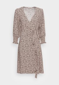 Vestido envolvente con escote en V, mangas abullonadas y dobladillo con volantes. Confeccionado en tejido texturizado con un patrón ornamental en marrón y crema.