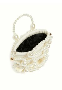 Borsa bianca decorata con perle finte a grappolo, dotata di una maniglia di perline e di una foderatura interna nera, chiusa da una zip.