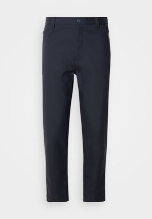 Tumed sinised kohandatud püksid, mis on valmistatud siledast kangast. Neil on lukuga tasku, sirged jalad ja nupuga sulgus vööosas.