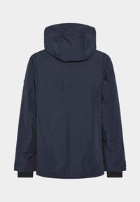 Marinblå vattentät jacka med huva, med en slät textur, långa ärmar och elastiska cuffar. Bakdesignen är minimal och sömlös.