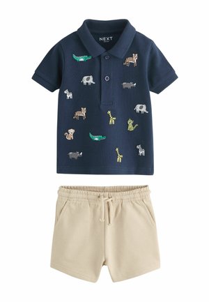 Tmavomodré polo pre batoľa s farebnými zvieracími potlačami kombinované s béžovými elastickými šortkami so šnúrkou.