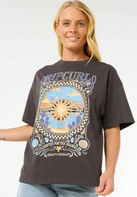 Sort bomulds T-shirt med et levende grafisk motiv, der viser en sol, skyer og planter. Løs pasform, korte ærmer, med teksten "RIP CURL" øverst.