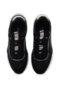 Scarpe da ginnastica nere con una tomaia testurizzata, dettagli in argento lucido e lacci neri. Presentano una suola bianca imbottita.