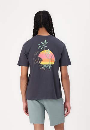 Tricou din bumbac gri închis, cu un grafic colorat al unui panter și foliaj peste un design de apus pe spate. Mâneci scurte, croială lejeră.