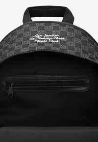 Must musta must see 23"halli must taust kiigi suug; tume tag ja kattes ja keta vastas, jaga läbiv alat enam sätitud 23 kahekaraa. Salakott on ühtne ja sile päevapikkuses.