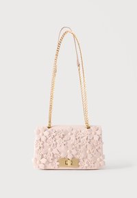Pequeño bolso de mano rosa pálido con un patrón floral en relieve, cierre rectangular dorado y una larga correa de cadena dorada sobre un fondo blanco.