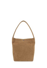 Borsa tote in camoscio marrone con una texture liscia, un manico singolo e arrotondato e una piccola chiusura a scatto argentata nella parte superiore. Design semplice e minimalista.