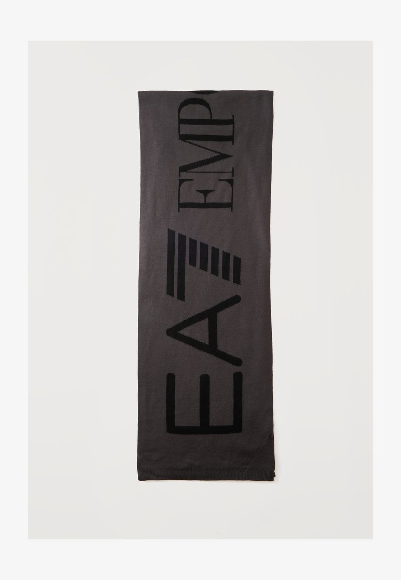 Écharpe rectangulaire gris foncé avec de grandes lettres noires épelant "EA EMP" et un logo rayé au centre sur un fond uni.