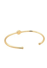 Goldenes Armreif mit einer glatten, polierten Oberfläche. Verfügt über abgerundete Enden und ein zentrales rundes Detail, das mit "925" graviert ist. Minimalistisches Design.