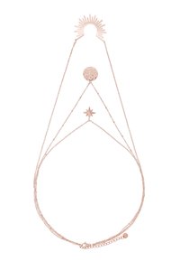 Collana a strati in oro rosa con accenti di sole, cerchio testurizzato e stella. Catene delicate creano un design triangolare con un gancio regolabile.