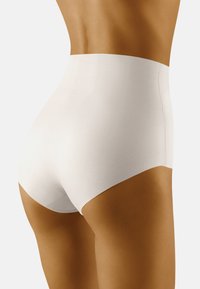 Culotte blanche taille haute en tissu lisse, présentant un design sans couture avec une taille douce et élastique et une couverture minimale à l'arrière.