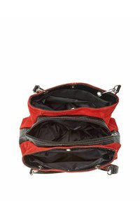 Czerwona torebka zamszowa z trzema kieszeniami na zamek i czarnym materiałowym wykończeniem. Posiada czarny skórzany akcent oraz metalowe okucia.