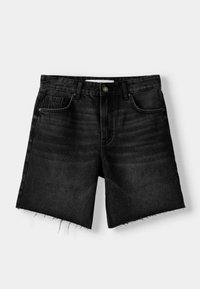 Pantalones cortos de mezclilla negra con un dobladillo sin rematar y deshilachado. Diseño clásico de cinco bolsillos, con cierre de botón y textura desgastada.