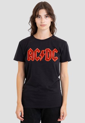 Schwarzes Baumwoll-T-Shirt mit einem orange-roten AC/DC-Logo, rundem Ausschnitt und kurzen Ärmeln, glatter Textur und normaler Passform.