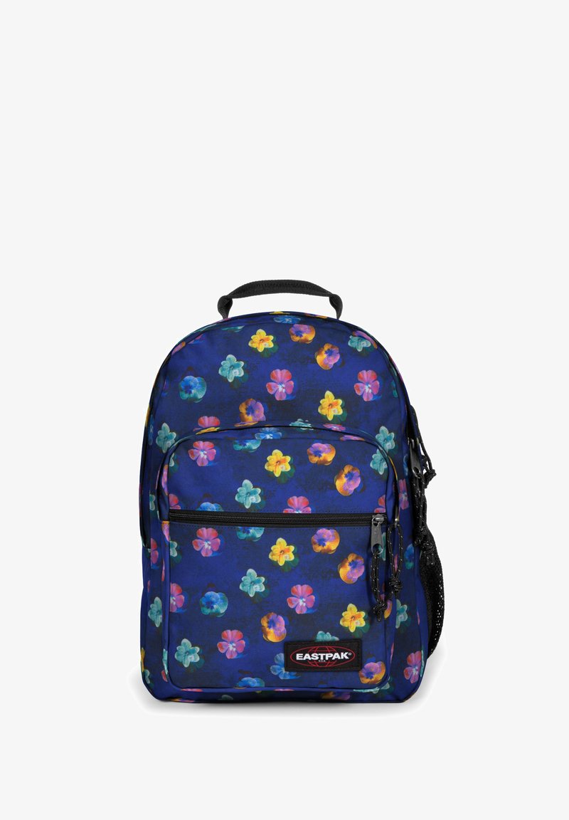 Modrý batoh s květinovým vzorem, přední kapsou na zip, rukojetí nahoře a boční kapsou z síťoviny. Látka má měkkou texturu a živé barvy.