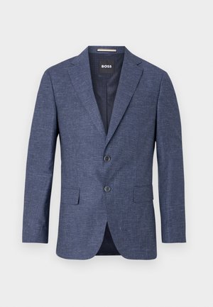 Blazer azul marino en tejido texturizado, de un solo botón con dos botones frontales, solapas en pico y bolsillos laterales. Interior forrado.