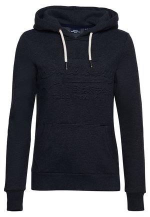 Sweat à capuche bleu marine avec poche avant et cordons blancs, avec un marquage en relief subtil sur la poitrine.