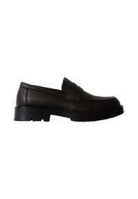 Mocassin penny en cuir noir avec une semelle en caoutchouc épaisse et une finition texturée, présenté de côté sur fond blanc.