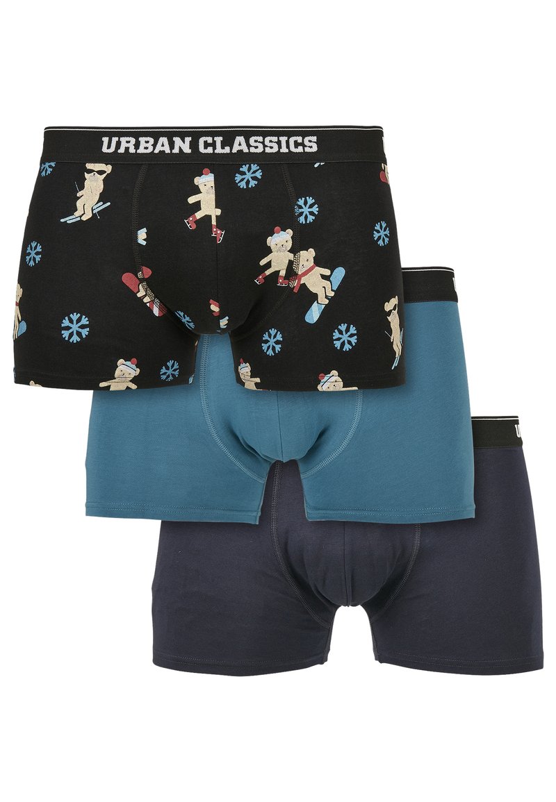 Boxershorts i en pakke med tre: en svart med bjørnemotiv, en teal og en marineblå. Har en svart elastisk midjebånd med teksten "URBAN CLASSICS".