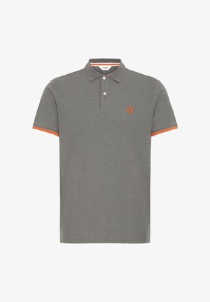 Harmaa puuvillainen poolopaita. Siinä on kolmipaininen nappilista, oranssit tehosteväriset hihat ja pieni logo rinnassa.