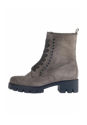 Bottine en daim gris avec un talon bloc, dotée d'un bout arrondi, de lacets latéraux, de œillets en métal et d'une languette à l'arrière.