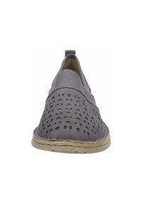 Grijze instapschoenen van geperforeerd leer, met een gevlochten jute-achtige zool en gestikte details langs de rand.