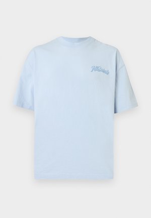 Lyseblå bomulls-T-skjorte med rund hals og korte ermer. Har "AllSaints"-logo i matchende blått på venstre bryst.