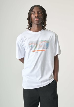 Weißes Baumwoll-T-Shirt mit einem rechteckigen Motiv, das eine Stadtkarte zeigt, und orangem Text mit der Aufschrift "CLEPTOMANICX We run this city." Schwarze Hose.