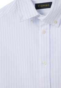 Camisa de rayas azul claro hecha de tela con botones blancos. El cuello y la tapeta presentan una sutil textura y detalles típicos de las camisas informales.