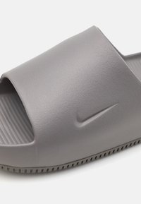 Nike Sportswear CALM - Čības - flat pewter