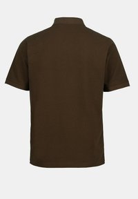 Polo-shirt à manches courtes en coton marron foncé. Col classique, design simple et texture lisse sans motifs ni accents visibles.