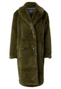 Olivengrøn dobbeltradet pelsjakke i imiteret pels med bred krave, to forlommer og sorte knapper. Blød tekstur og mellemlang design.