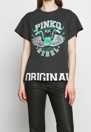 Czarny t-shirt noszony przez osobę, z turkusowym motocyklem z skrzydłami oraz napisami „PINKO REBEL” i „ORIGINAL” w białym kolorze.