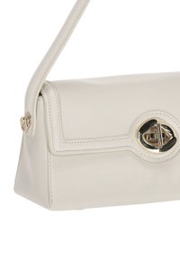 Geantă din piele albă cu formă dreptunghiulară, clapetă pliabilă, accesorii aurii și un detaliu distinctiv cu fermoar oval. Textură netedă.