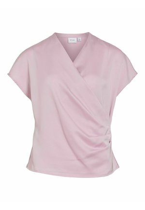 Hele roosa lühikeste varrukatega pluus, millel on V-kaelusega rätikukujuline disain ja kerge voldistus ühel küljel, valmistatud siledast, siidjast kangast.