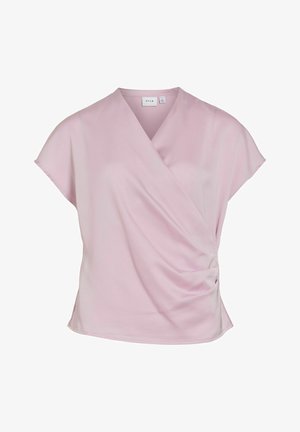 Hele roosa lühikeste varrukatega pluus, millel on V-kaelusega rätikukujuline disain ja kerge voldistus ühel küljel, valmistatud siledast, siidjast kangast.