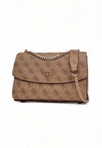 Brun Guess håndtaske med monogrammønster, klaplukning og gylden kæderem, der hviler på hvid baggrund.